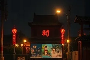 《一个人的气象站》百叶箱与观测记录簿的清晨光线