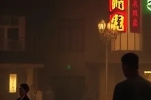 《第七个晴天》晾衣绳与雨后屋檐的生活片段构图